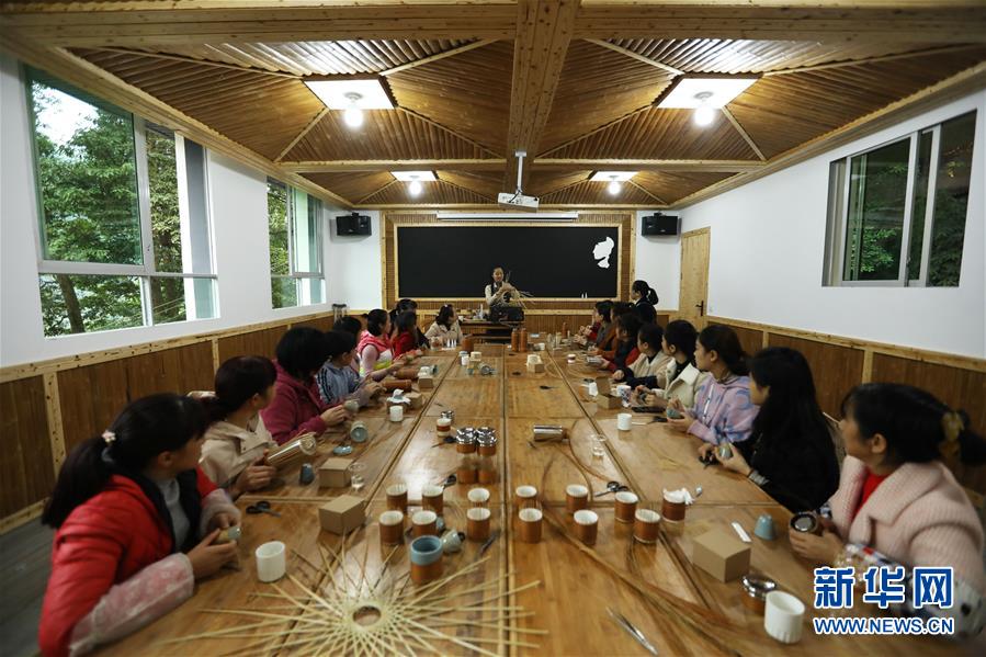 11月5日，在貴州省赤水市大同鎮(zhèn)竹編非遺產(chǎn)學(xué)研基地，“赤水竹編”非遺傳承人楊昌芹（中）在指導(dǎo)學(xué)員學(xué)習(xí)竹編。 近年來(lái)，貴州省赤水市依托豐富的竹資源，引導(dǎo)農(nóng)民大力發(fā)展竹編產(chǎn)業(yè)，并不斷創(chuàng)新竹編工藝，開(kāi)發(fā)出平面竹編、立體竹編、竹編套繪3大類8大系列3000余種產(chǎn)品，產(chǎn)品遠(yuǎn)銷海外。2014年，“赤水竹編”被列入貴州省級(jí)非物質(zhì)文化遺產(chǎn)名錄。目前，赤水竹編非遺產(chǎn)學(xué)研基地已培訓(xùn)當(dāng)?shù)剞r(nóng)民5000余人，輻射帶動(dòng)全市17個(gè)鄉(xiāng)（鎮(zhèn)）街道辦事處眾多農(nóng)村婦女在家門口就業(yè)增收。 新華社發(fā)（王長(zhǎng)育 攝）