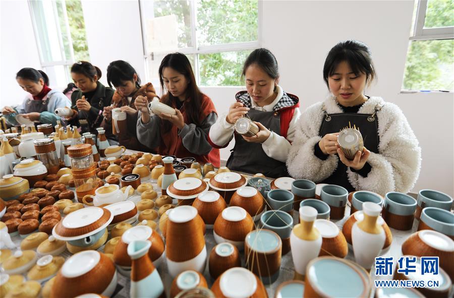 11月5日，在貴州省赤水市大同鎮(zhèn)竹編非遺產(chǎn)學(xué)研基地，當(dāng)?shù)厝罕娫诰幹浦窬幑に嚻贰?近年來(lái)，貴州省赤水市依托豐富的竹資源，引導(dǎo)農(nóng)民大力發(fā)展竹編產(chǎn)業(yè)，并不斷創(chuàng)新竹編工藝，開(kāi)發(fā)出平面竹編、立體竹編、竹編套繪3大類8大系列3000余種產(chǎn)品，產(chǎn)品遠(yuǎn)銷海外。2014年，“赤水竹編”被列入貴州省級(jí)非物質(zhì)文化遺產(chǎn)名錄。目前，赤水竹編非遺產(chǎn)學(xué)研基地已培訓(xùn)當(dāng)?shù)剞r(nóng)民5000余人，輻射帶動(dòng)全市17個(gè)鄉(xiāng)（鎮(zhèn)）街道辦事處眾多農(nóng)村婦女在家門口就業(yè)增收。 新華社發(fā)（王長(zhǎng)育 攝）