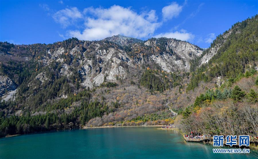 這是11月7日拍攝的九寨溝景區(qū)一景。新華社記者 張超群 攝