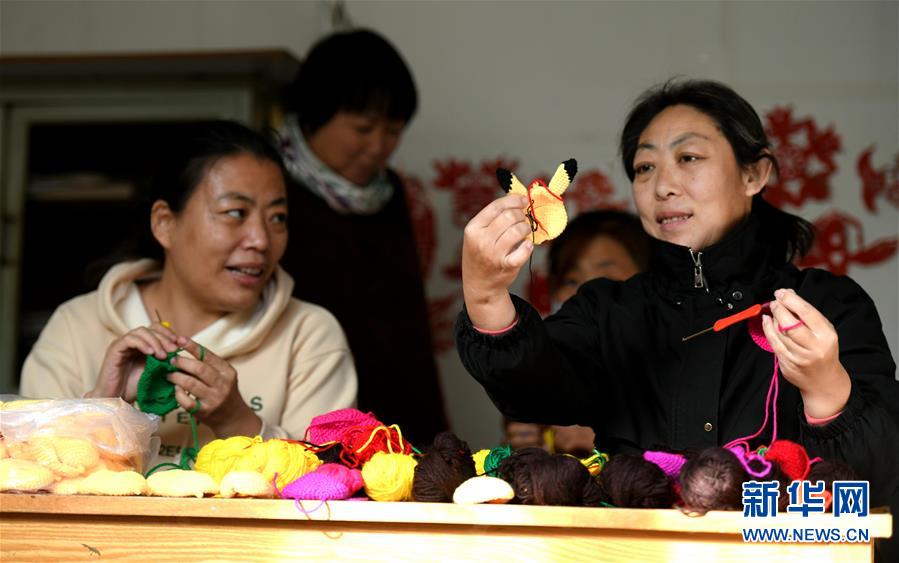 11月8日，在河北省石家莊市行唐縣剪紙培訓(xùn)基地，女學(xué)員正在學(xué)習(xí)鉤編技藝。 近年來，河北省石家莊市行唐縣婦聯(lián)強(qiáng)化婦女手工技能培訓(xùn)，通過實(shí)施“巧手創(chuàng)富工程”“巾幗扶貧車間”等項(xiàng)目，讓農(nóng)村婦女在家門口提升技能素質(zhì)、掌握一技之長，助力貧困和留守婦女就業(yè)增收。 新華社發(fā)（許建園 攝）