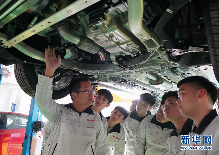 11月9日，灤南縣綜合職業(yè)技術(shù)學(xué)校的老師在汽車維修專業(yè)實(shí)訓(xùn)車間給學(xué)生講解汽車結(jié)構(gòu)。 近年來，河北省灤南縣綜合職業(yè)技術(shù)學(xué)校搶抓京津冀協(xié)同發(fā)展這一機(jī)遇，加大校企合作力度，與京津冀的企業(yè)對(duì)接開設(shè)“人才訂單班”，雙方在人才培養(yǎng)、專業(yè)建設(shè)、課程改革等多方面合作，共同培養(yǎng)企業(yè)實(shí)用人才。據(jù)介紹，目前該校已累計(jì)與京津冀地區(qū)的38家企業(yè)建立合作關(guān)系，每年可為企業(yè)輸送汽修、電氣、車床等專業(yè)技能人才近千人。 新華社記者 楊世堯 攝