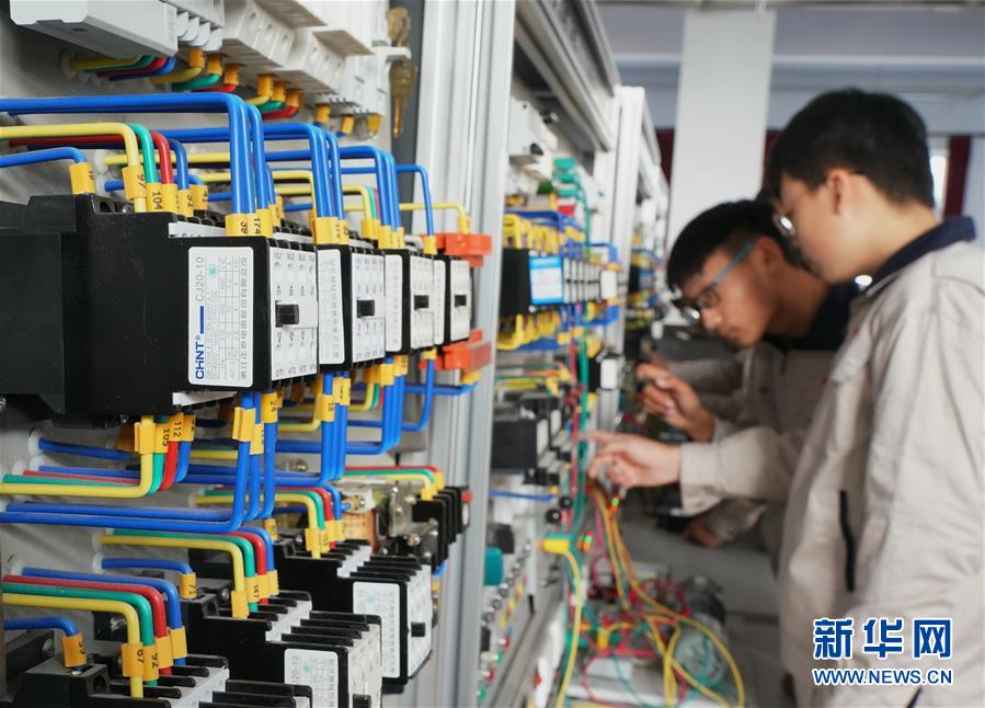 11月9日，灤南縣綜合職業(yè)技術(shù)學(xué)校的學(xué)生在電器實(shí)訓(xùn)車間練習(xí)操作技能。 近年來，河北省灤南縣綜合職業(yè)技術(shù)學(xué)校搶抓京津冀協(xié)同發(fā)展這一機(jī)遇，加大校企合作力度，與京津冀的企業(yè)對(duì)接開設(shè)“人才訂單班”，雙方在人才培養(yǎng)、專業(yè)建設(shè)、課程改革等多方面合作，共同培養(yǎng)企業(yè)實(shí)用人才。據(jù)介紹，目前該校已累計(jì)與京津冀地區(qū)的38家企業(yè)建立合作關(guān)系，每年可為企業(yè)輸送汽修、電氣、車床等專業(yè)技能人才近千人。 新華社記者 楊世堯 攝