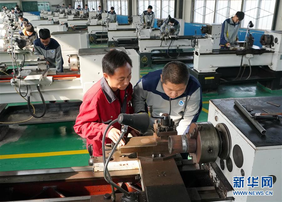 11月9日，灤南縣綜合職業(yè)技術(shù)學(xué)校的老師在車床專業(yè)實(shí)訓(xùn)車間指導(dǎo)學(xué)生操作車床。 近年來，河北省灤南縣綜合職業(yè)技術(shù)學(xué)校搶抓京津冀協(xié)同發(fā)展這一機(jī)遇，加大校企合作力度，與京津冀的企業(yè)對(duì)接開設(shè)“人才訂單班”，雙方在人才培養(yǎng)、專業(yè)建設(shè)、課程改革等多方面合作，共同培養(yǎng)企業(yè)實(shí)用人才。據(jù)介紹，目前該校已累計(jì)與京津冀地區(qū)的38家企業(yè)建立合作關(guān)系，每年可為企業(yè)輸送汽修、電氣、車床等專業(yè)技能人才近千人。 新華社記者 楊世堯 攝