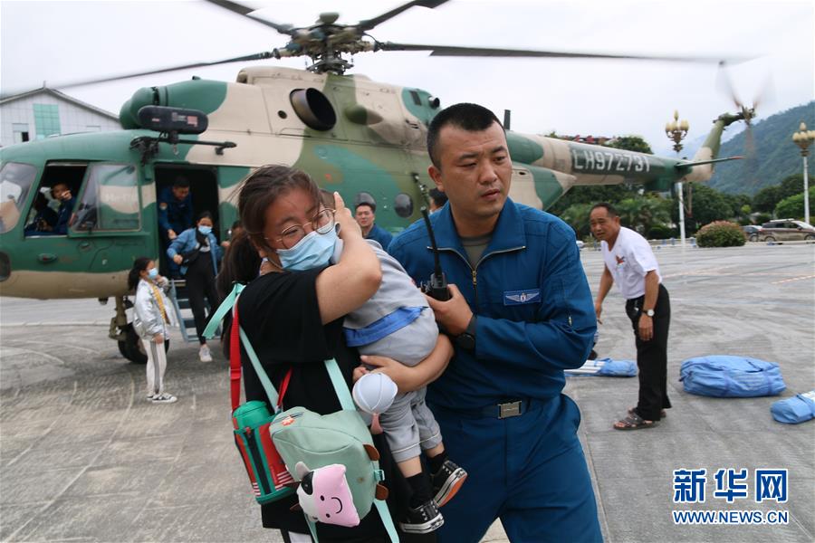 (在習(xí)近平強(qiáng)軍思想指引下·我們?cè)趹?zhàn)位報(bào)告·圖文互動(dòng))(1)將強(qiáng)軍使命書寫在祖國(guó)的藍(lán)天上——陸軍第77集團(tuán)軍某陸航旅聚焦練兵備戰(zhàn)記事