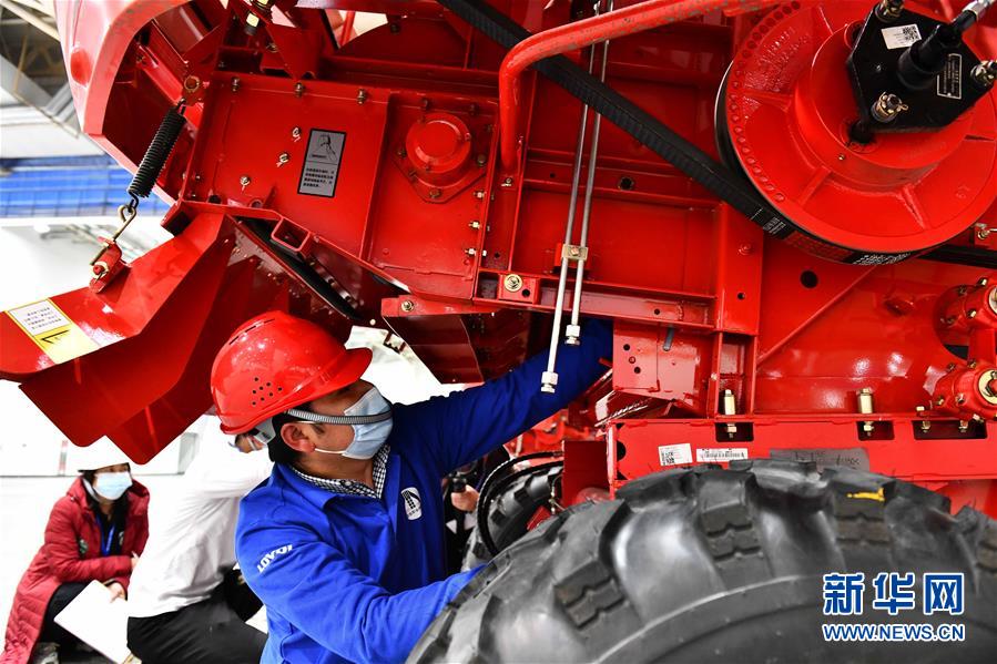 11月9日，在濰坊魯臺會展中心，農(nóng)機修理工參加收割機綜合故障診斷與排除技能大賽。 當日，第三屆全國農(nóng)業(yè)行業(yè)職業(yè)技能大賽在山東濰坊開幕。大賽設置農(nóng)作物植保、農(nóng)機修理、動物疫病防治等5個比賽項目。 新華社記者 郭緒雷 攝
