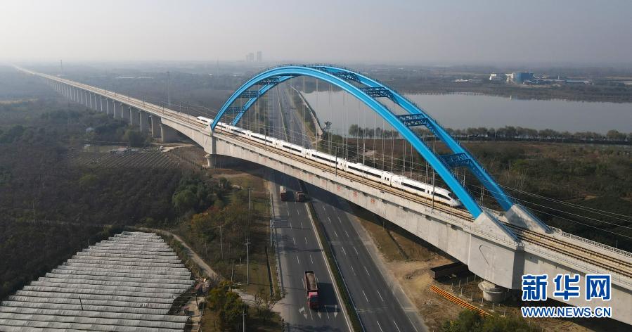 11月13日，試運行列車行駛在合安高鐵上（無人機照片）。當日，一列動車組列車從合肥南站出發(fā)，駛向安慶方向，進行列車運行圖參數(shù)等項目測試。這標志合安高鐵正式進入試運行階段，計劃于12月中旬具備開通運營條件。合安高鐵于2016年11月全線開工，是我國“八縱八橫”高鐵網(wǎng)京港通道的重要組成部分，是合肥至南昌間快速客運的主通道。新華社記者 周牧 攝