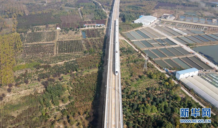 11月13日，試運行列車行駛在合安高鐵上（無人機照片）。當日，一列動車組列車從合肥南站出發(fā)，駛向安慶方向，進行列車運行圖參數(shù)等項目測試。這標志合安高鐵正式進入試運行階段，計劃于12月中旬具備開通運營條件。合安高鐵于2016年11月全線開工，是我國“八縱八橫”高鐵網(wǎng)京港通道的重要組成部分，是合肥至南昌間快速客運的主通道。新華社記者 周牧 攝