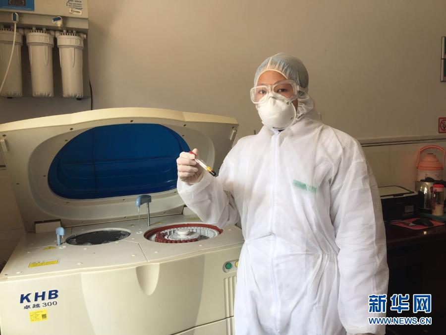 武漢市金口中心衛(wèi)生院范湖分院化驗員甘如意在工作中（資料照片）。新華社發(fā)