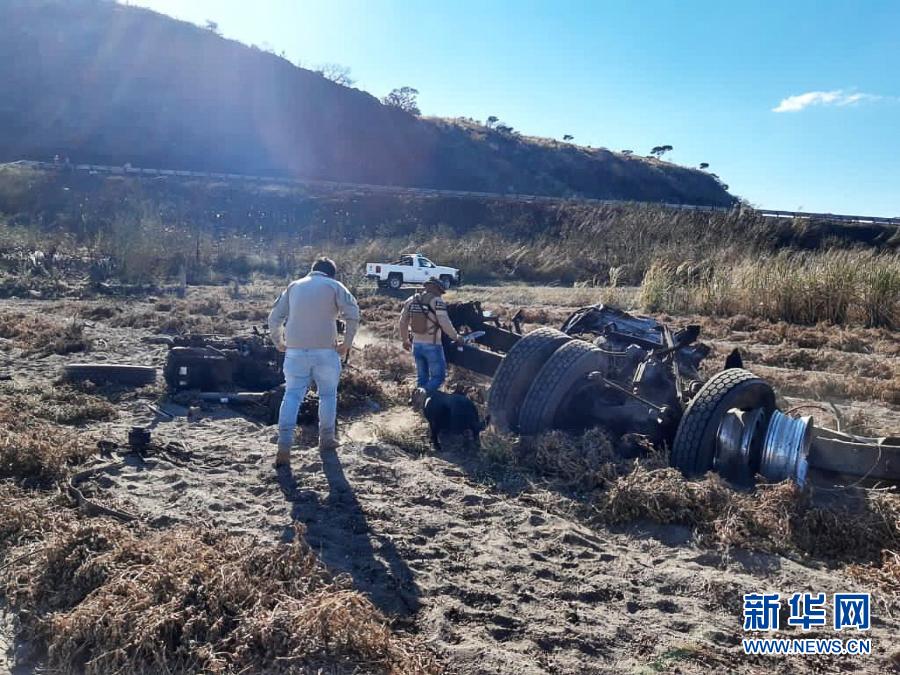 11月16日，在墨西哥納亞里特州首府特皮克市至瓜達(dá)拉哈拉市的高速公路附近，工作人員調(diào)查爆炸事故殘骸。墨西哥西北部納亞里特州安全部門16日發(fā)表公報(bào)說(shuō)，該州當(dāng)天發(fā)生一起油罐車爆炸事故，造成12人死亡。新華社發(fā)