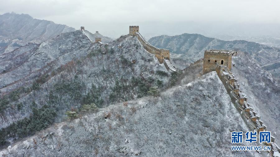 這是11月19日拍攝的金山嶺長城雪景（無人機(jī)照片）。近日，河北省灤平縣迎來降雪。位于灤平縣的金山嶺長城銀裝素裹，壯美如畫。新華社發(fā)（周萬平 攝）