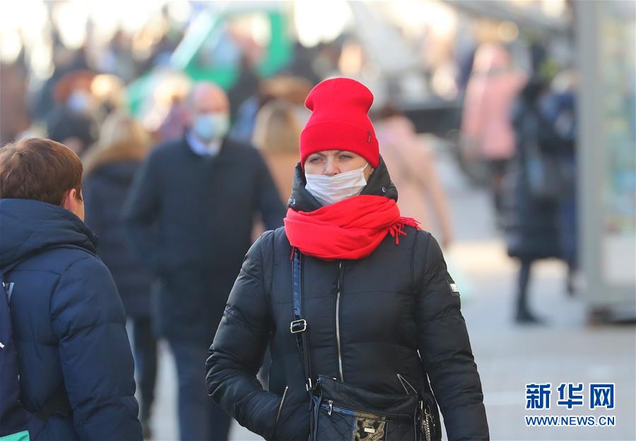 11月20日，行人在白俄羅斯首都明斯克佩戴口罩出行。 據(jù)白俄羅斯衛(wèi)生部20日消息，過去24小時白新增確診病例1457例，累計120847例；累計死亡1081例；累計治愈100749例。 新華社發(fā)（任科夫攝）