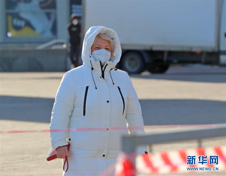 11月20日，行人在白俄羅斯首都明斯克佩戴口罩出行。 據(jù)白俄羅斯衛(wèi)生部20日消息，過去24小時白新增確診病例1457例，累計120847例；累計死亡1081例；累計治愈100749例。 新華社發(fā)（任科夫攝）