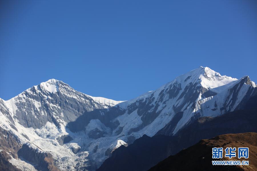         這是11月11日在尼泊爾安納布爾納地區(qū)拍攝的朝霞中的雪山?！　∧岵礌栄┥搅至?，是有著“徒步天堂”美稱的高山國度。每年春秋時(shí)節(jié)是尼泊爾的旅游旺季，大量徒步和登山愛好者會(huì)前往山區(qū)，觀賞壯麗的雪山風(fēng)光?！　⌒氯A社發(fā)（唐薇 攝）