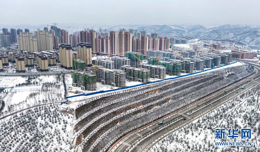 11月23日拍攝的雪后延安市新區(qū)（無(wú)人機(jī)照片）。入冬后的第一場(chǎng)雪，將地處黃土高原的陜西省延安市裝扮得猶如一幅水墨畫。新華社記者 陶明 攝