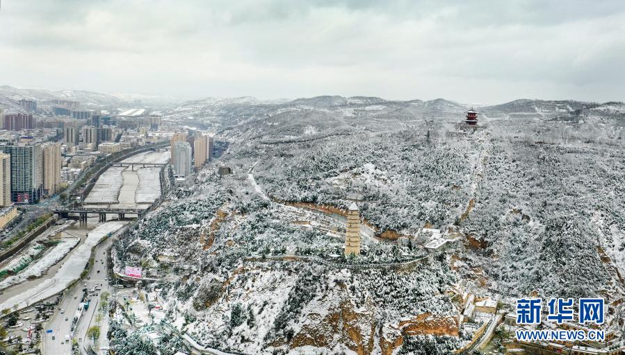 11月23日拍攝的雪后的延安市景色（無(wú)人機(jī)照片）。入冬后的第一場(chǎng)雪，將地處黃土高原的陜西省延安市裝扮得猶如一幅水墨畫。新華社發(fā)（祁小軍 攝）