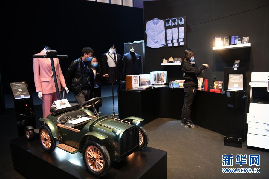 這是11月25日拍攝的個(gè)性定制商品展示區(qū)。11月25日，以“數(shù)智互聯(lián)·共塑未來(lái)”為主題的2020京東全球科技探索者大會(huì)在北京舉行。此次大會(huì)聚焦產(chǎn)業(yè)數(shù)智化趨勢(shì)與前沿探索，以線下與線上直播聯(lián)動(dòng)的形式，全方位解讀數(shù)智化浪潮下的探索與實(shí)踐。新華社記者金良快攝