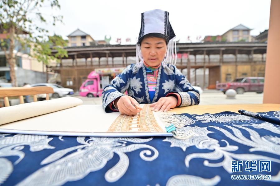 11月29日，刺繡藝人在貴州省從江縣周末非遺扶貧集市上展銷刺繡產(chǎn)品。當(dāng)日，貴州省黔東南苗族侗族自治州從江縣周末非遺扶貧集市開市迎客。即日起集市每周日開市，將非遺文化傳承與非遺產(chǎn)品、扶貧產(chǎn)品、農(nóng)特產(chǎn)品等展銷活動(dòng)相結(jié)合，促進(jìn)消費(fèi)扶貧，弘揚(yáng)民族文化。新華社發(fā)（吳德軍 攝）