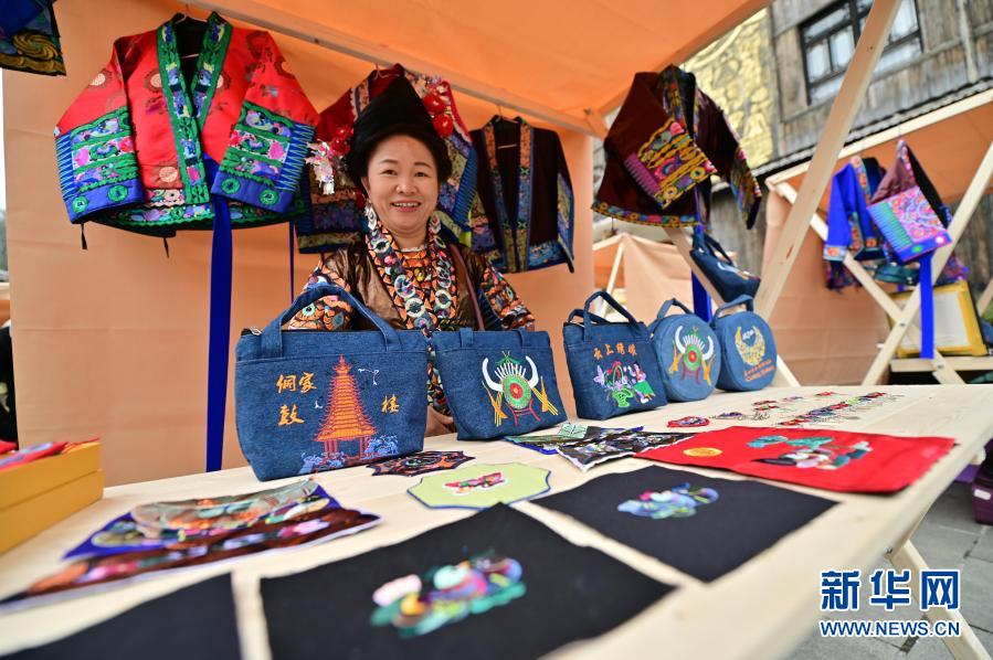 11月29日，刺繡藝人在貴州省從江縣周末非遺扶貧集市上展銷刺繡產(chǎn)品。當(dāng)日，貴州省黔東南苗族侗族自治州從江縣周末非遺扶貧集市開市迎客。即日起集市每周日開市，將非遺文化傳承與非遺產(chǎn)品、扶貧產(chǎn)品、農(nóng)特產(chǎn)品等展銷活動(dòng)相結(jié)合，促進(jìn)消費(fèi)扶貧，弘揚(yáng)民族文化。新華社發(fā)（吳德軍 攝）