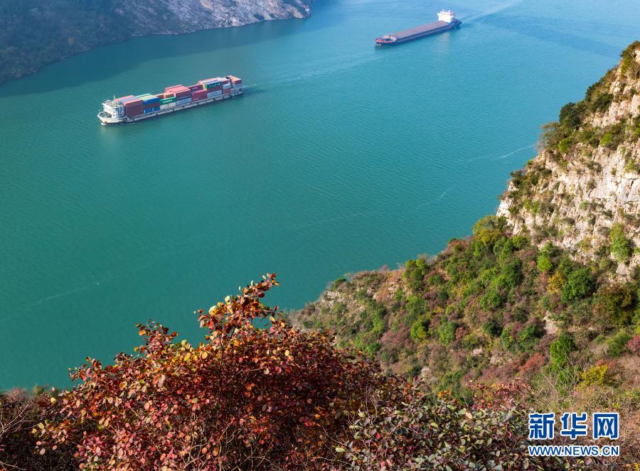 11月29日，船舶行駛在長(zhǎng)江三峽湖北省秭歸縣兵書寶劍峽水域。冬日，三峽庫(kù)區(qū)山林五彩斑斕，景色迷人。新華社發(fā)（鄭家裕 攝）