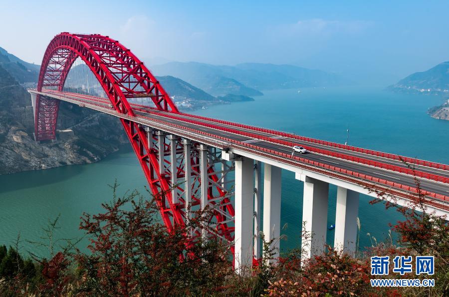 11月29日拍攝的湖北省秭歸縣秭歸長(zhǎng)江公路大橋。冬日，三峽庫(kù)區(qū)山林五彩斑斕，景色迷人。新華社發(fā)（鄭家裕 攝）