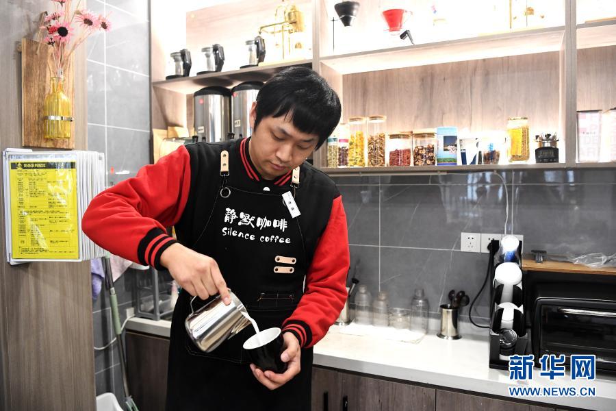西安“靜默咖啡”的店員李濤練習(xí)咖啡拉花（12月1日攝）。新華社記者 劉瀟攝