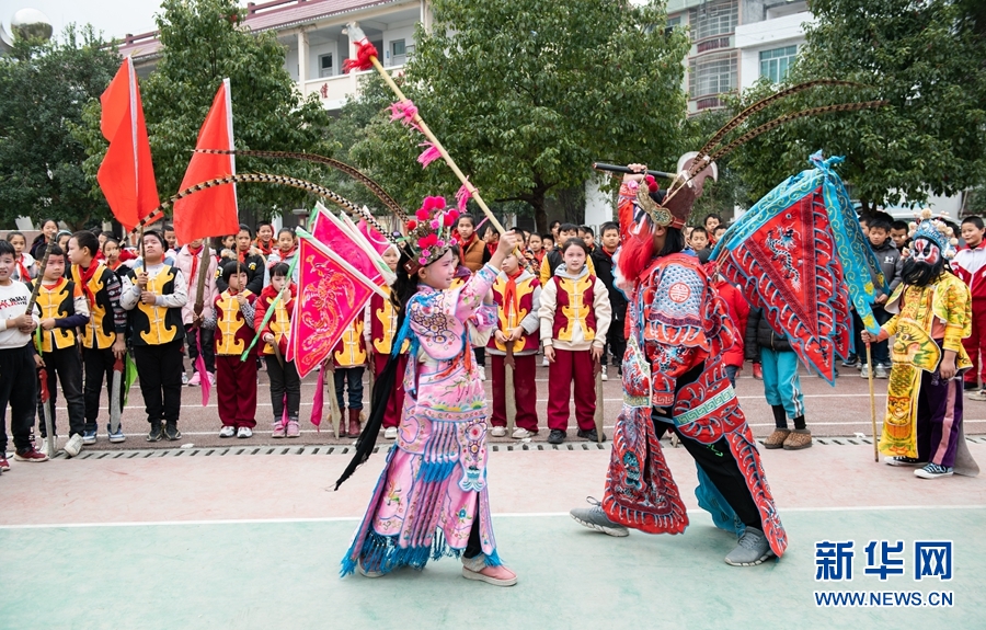 12月1日，天柱縣渡馬鎮(zhèn)小學的學生在排練侗戲。貴州省天柱縣渡馬鎮(zhèn)小學有一個侗戲班，侗戲班常年堅持定期進行侗戲排練，讓小學生感受傳統(tǒng)戲曲的魅力。近年來，天柱縣通過侗戲進校園等形式，讓侗戲不斷傳承。新華社發(fā)（金可文 攝）