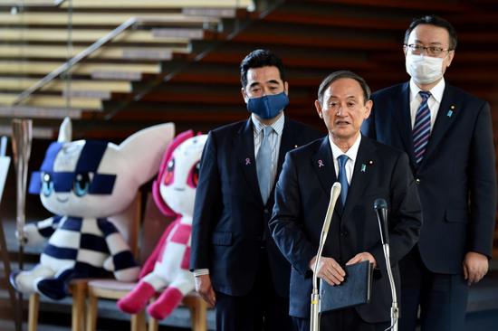 11月16日，日本首相菅義偉（中）在與國(guó)際奧委會(huì)主席巴赫舉行會(huì)談后接受采訪。新華社/路透