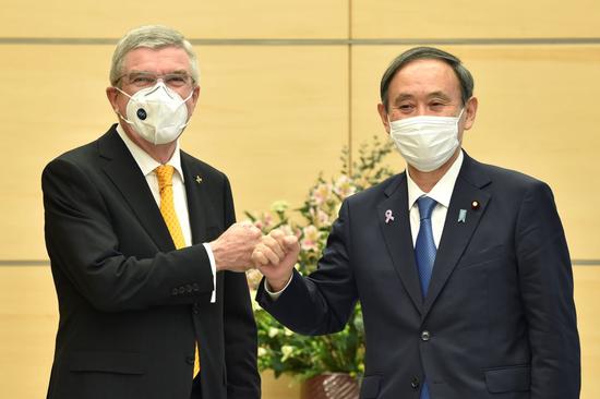　11月16日，國(guó)際奧委會(huì)主席巴赫（左）和日本首相菅義偉在會(huì)談時(shí)致意。新華社/路透
