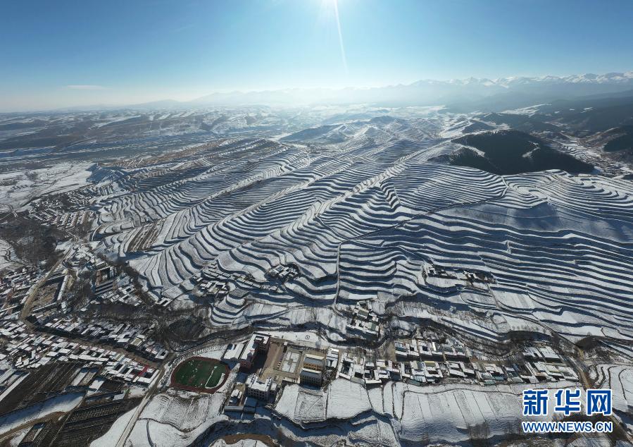 12月7日拍攝的甘肅天祝藏族自治縣大紅溝鎮(zhèn)的梯田雪景（無人機(jī)照片）。大雪時(shí)節(jié)，位于祁連山東端的甘肅省武威市天祝藏族自治縣瑞雪初霽，景色迷人。新華社發(fā)（姜愛平 攝）