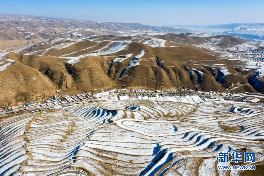 12月7日拍攝的甘肅天祝藏族自治縣大紅溝鎮(zhèn)的梯田雪景（無人機(jī)照片）。新華社發(fā)（姜愛平 攝）