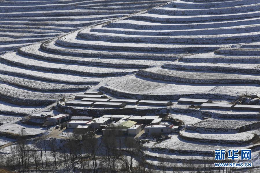 12月7日拍攝的甘肅天祝藏族自治縣大紅溝鎮(zhèn)的梯田雪景（無人機(jī)照片）。新華社發(fā)（姜愛平 攝）