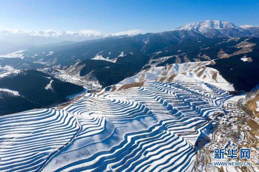 12月7日拍攝的甘肅天祝藏族自治縣大紅溝鎮(zhèn)的梯田雪景（無人機(jī)照片）。新華社發(fā)（姜愛平 攝）