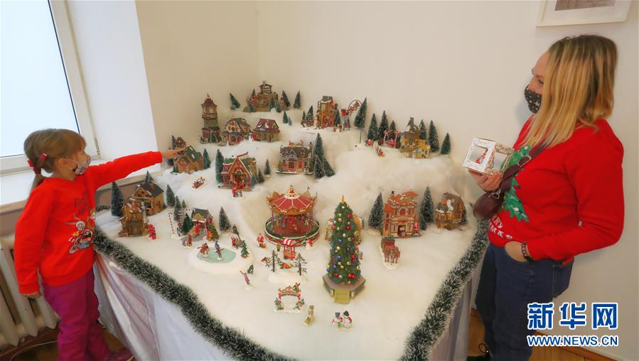 12月11日，在白俄羅斯明斯克，一對母女觀看新年和圣誕節(jié)裝飾品展覽。 白俄羅斯國家歷史博物館近期舉辦展覽，介紹不同國家的新年和圣誕節(jié)裝飾品及節(jié)日習(xí)俗。 新華社發(fā)（任科夫 攝）