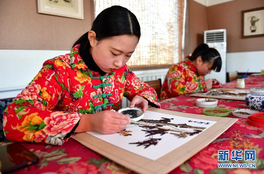 12月14日，村民在館陶縣糧畫小鎮(zhèn)制作糧食畫。近年來，河北省邯鄲市館陶縣在推進(jìn)產(chǎn)業(yè)扶貧過程中，積極調(diào)整優(yōu)化農(nóng)業(yè)結(jié)構(gòu)，引導(dǎo)農(nóng)民因地制宜發(fā)展富民產(chǎn)業(yè)，打造了糧畫小鎮(zhèn)、黃瓜小鎮(zhèn)等一批特色小鎮(zhèn)，帶動農(nóng)戶增收。新華社記者 王曉 攝