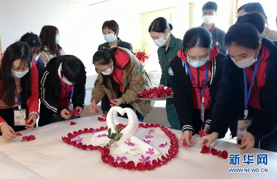 12月16日，選手在練習(xí)主題房的擺設(shè)。當(dāng)日，在剛剛閉幕的第一屆全國(guó)職業(yè)技能大賽中獲得優(yōu)異成績(jī)的12名選手，走進(jìn)廣州白天鵝賓館進(jìn)行交流學(xué)習(xí)。第一屆中華人民共和國(guó)職業(yè)技能大賽于12月10日至13日在廣州舉行。新華社記者 黃國(guó)保 攝