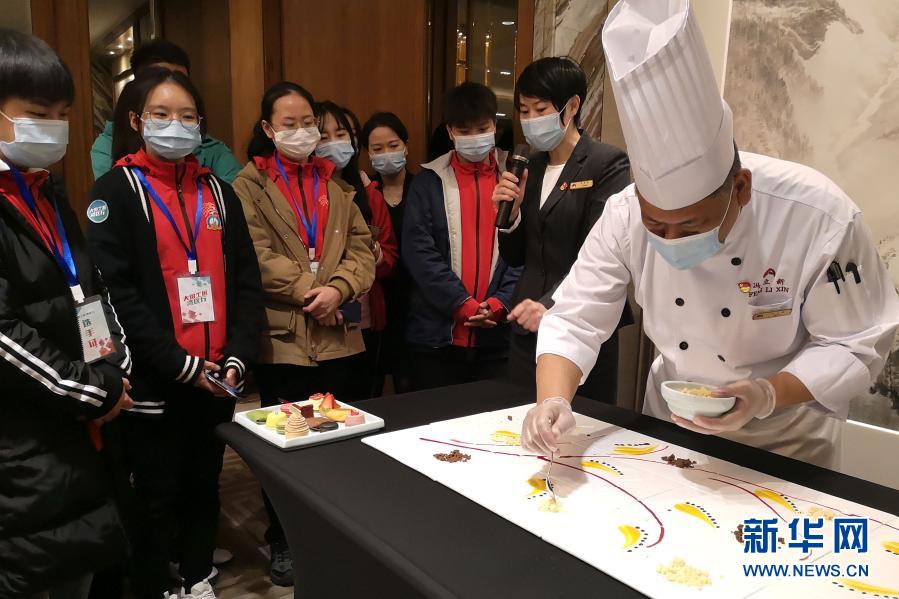 12月16日，廣州白天鵝賓館餐飲部西餅大廚馮立新（右一）展示裝飾擺盤(pán)。當(dāng)日，在剛剛閉幕的第一屆全國(guó)職業(yè)技能大賽中獲得優(yōu)異成績(jī)的12名選手，走進(jìn)廣州白天鵝賓館進(jìn)行交流學(xué)習(xí)。第一屆中華人民共和國(guó)職業(yè)技能大賽于12月10日至13日在廣州舉行。新華社記者 黃國(guó)保 攝