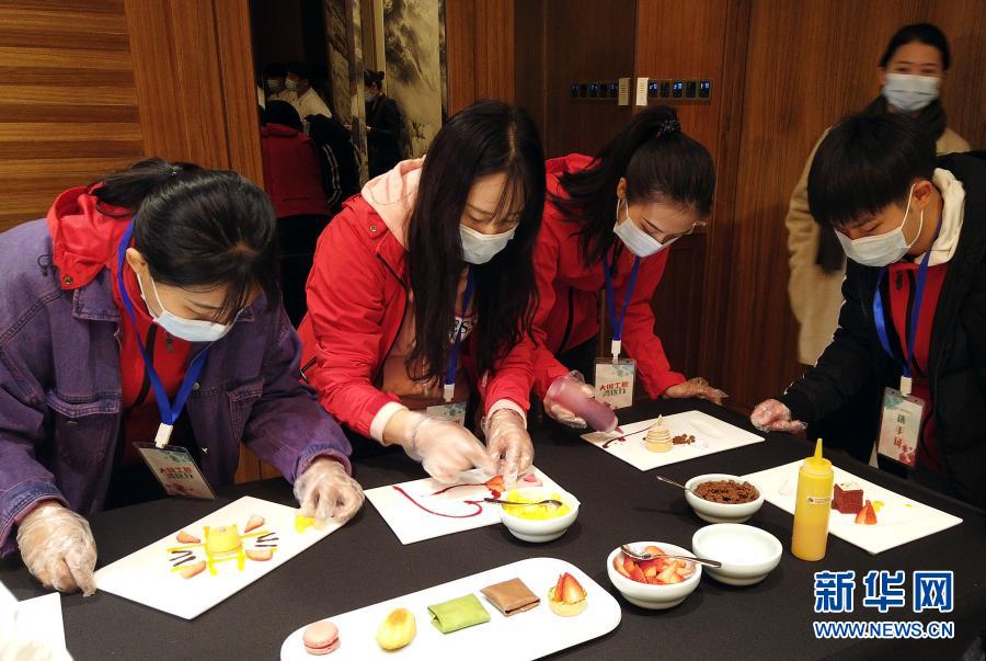 12月16日，選手在制作裝飾擺盤(pán)。當(dāng)日，在剛剛閉幕的第一屆全國(guó)職業(yè)技能大賽中獲得優(yōu)異成績(jī)的12名選手，走進(jìn)廣州白天鵝賓館進(jìn)行交流學(xué)習(xí)。第一屆中華人民共和國(guó)職業(yè)技能大賽于12月10日至13日在廣州舉行。新華社記者 黃國(guó)保 攝