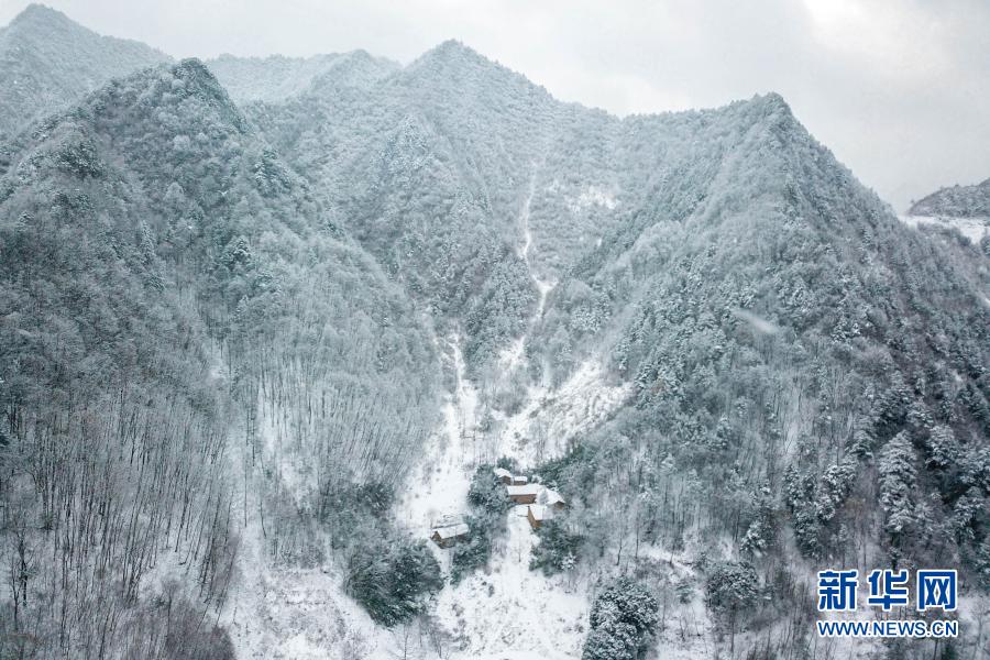 這是12月17日拍攝的甘肅省隴南市康縣一處鄉(xiāng)村雪景（無人機照片） 。當日，甘肅省隴南市康縣普降瑞雪。崇山峻嶺中的美麗鄉(xiāng)村銀裝素裹，仿佛冰雪中的世外桃源。新華社記者 張百慧 攝