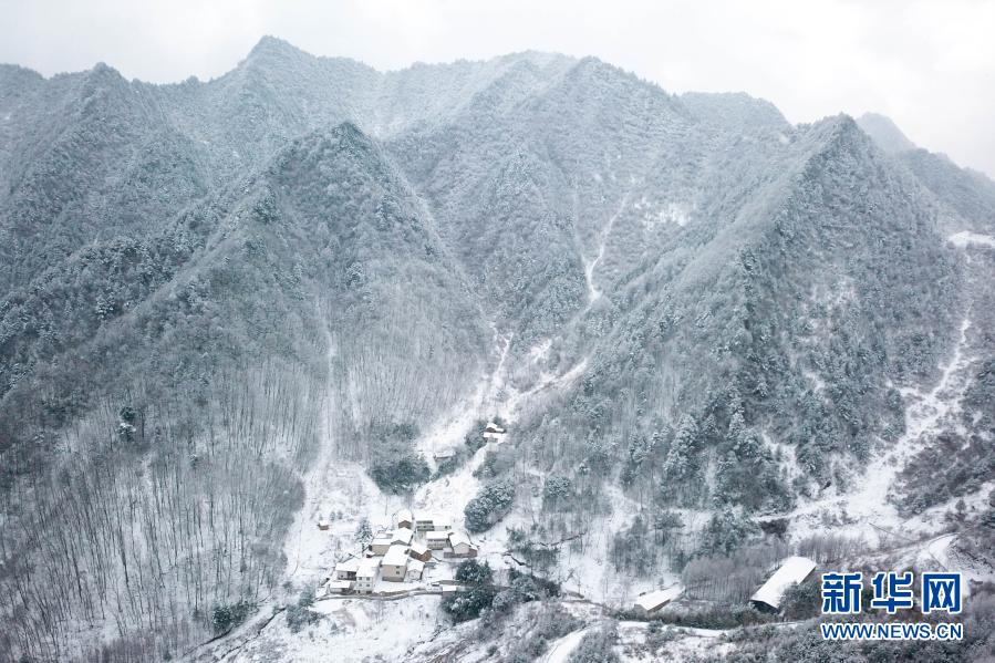 這是12月17日拍攝的甘肅省隴南市康縣一處鄉(xiāng)村雪景（無人機照片） 。當日，甘肅省隴南市康縣普降瑞雪。崇山峻嶺中的美麗鄉(xiāng)村銀裝素裹，仿佛冰雪中的世外桃源。新華社記者 張百慧 攝