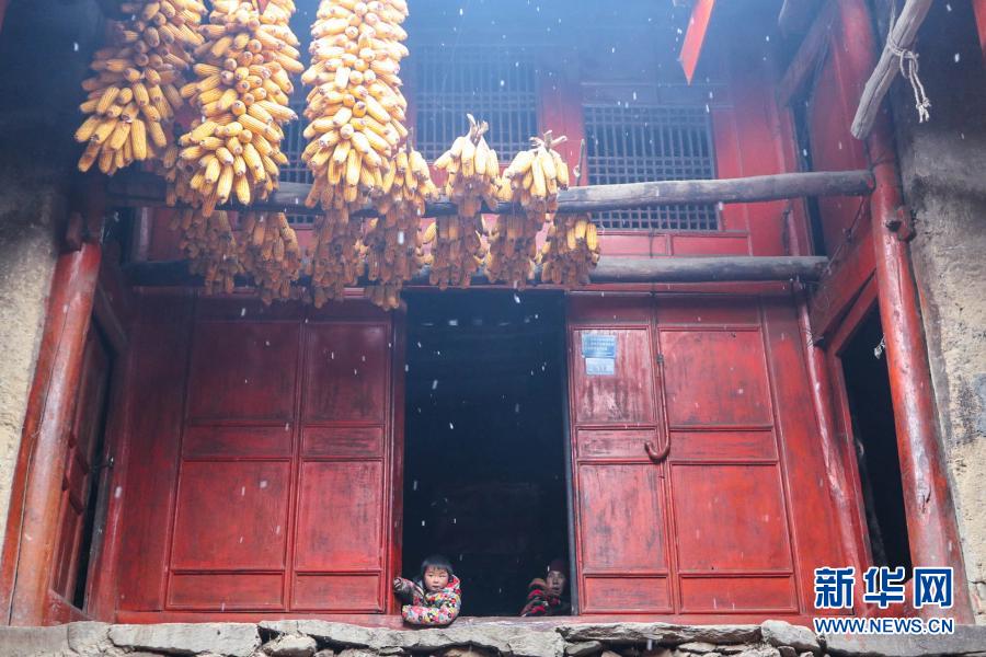 這是12月17日拍攝的甘肅省隴南市康縣一處鄉(xiāng)村雪景（無人機照片） 。當日，甘肅省隴南市康縣普降瑞雪。崇山峻嶺中的美麗鄉(xiāng)村銀裝素裹，仿佛冰雪中的世外桃源。新華社記者 張百慧 攝