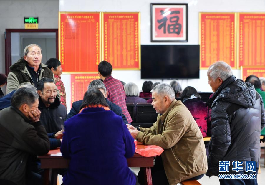 這是12月17日拍攝的泉州德化縣龍潯鎮(zhèn)英山村“敬老食堂”。近年來(lái)，福建省泉州市的不少鄉(xiāng)村和社區(qū)辦起了“愛(ài)心食堂”和“敬老食堂”，為村莊里年滿60周歲的留守老人免費(fèi)提供午餐。據(jù)介紹，這些食堂的日常經(jīng)費(fèi)主要由村里的鄉(xiāng)賢和外出經(jīng)商的企業(yè)家慷慨解囊，食材采購(gòu)、洗菜分菜、下廚煮飯、洗碗保潔等全部由村民義務(wù)承擔(dān)。這些“愛(ài)心食堂”和“敬老食堂”不僅提供熱飯熱菜，老人還可以在此看報(bào)、打牌，或進(jìn)行門球、跳舞等運(yùn)動(dòng)。新華社記者魏培全攝