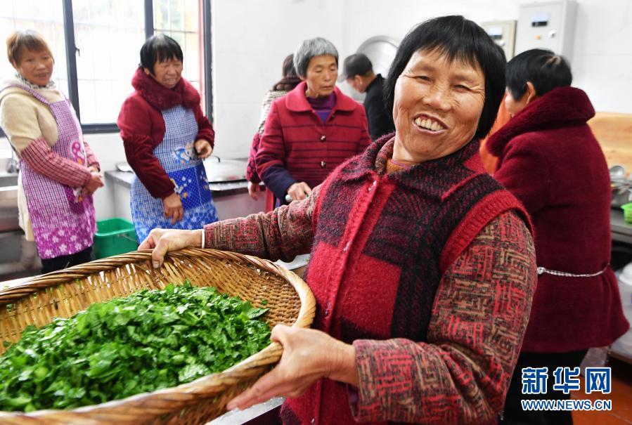 12月17日，在泉州德化縣龍潯鎮(zhèn)英山村“敬老食堂”廚房，村民們?cè)诹x務(wù)洗菜分菜。近年來(lái)，福建省泉州市的不少鄉(xiāng)村和社區(qū)辦起了“愛(ài)心食堂”和“敬老食堂”，為村莊里年滿60周歲的留守老人免費(fèi)提供午餐。據(jù)介紹，這些食堂的日常經(jīng)費(fèi)主要由村里的鄉(xiāng)賢和外出經(jīng)商的企業(yè)家慷慨解囊，食材采購(gòu)、洗菜分菜、下廚煮飯、洗碗保潔等全部由村民義務(wù)承擔(dān)。這些“愛(ài)心食堂”和“敬老食堂”不僅提供熱飯熱菜，老人還可以在此看報(bào)、打牌，或進(jìn)行門球、跳舞等運(yùn)動(dòng)。新華社記者魏培全攝