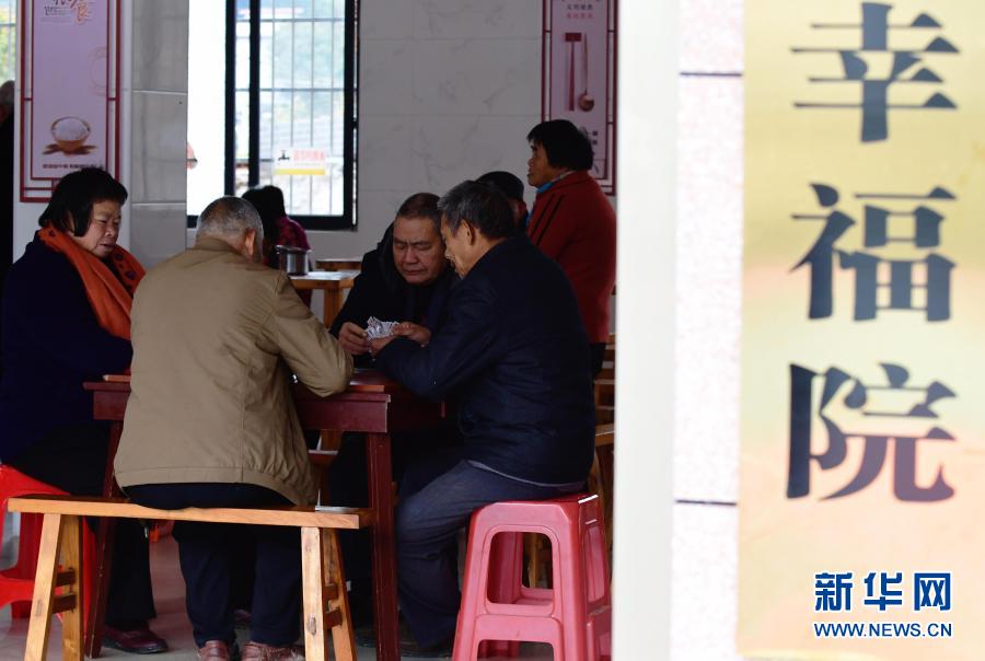 這是12月17日拍攝的泉州德化縣龍潯鎮(zhèn)英山村“敬老食堂”。近年來(lái)，福建省泉州市的不少鄉(xiāng)村和社區(qū)辦起了“愛(ài)心食堂”和“敬老食堂”，為村莊里年滿60周歲的留守老人免費(fèi)提供午餐。據(jù)介紹，這些食堂的日常經(jīng)費(fèi)主要由村里的鄉(xiāng)賢和外出經(jīng)商的企業(yè)家慷慨解囊，食材采購(gòu)、洗菜分菜、下廚煮飯、洗碗保潔等全部由村民義務(wù)承擔(dān)。這些“愛(ài)心食堂”和“敬老食堂”不僅提供熱飯熱菜，老人還可以在此看報(bào)、打牌，或進(jìn)行門球、跳舞等運(yùn)動(dòng)。新華社記者魏培全攝