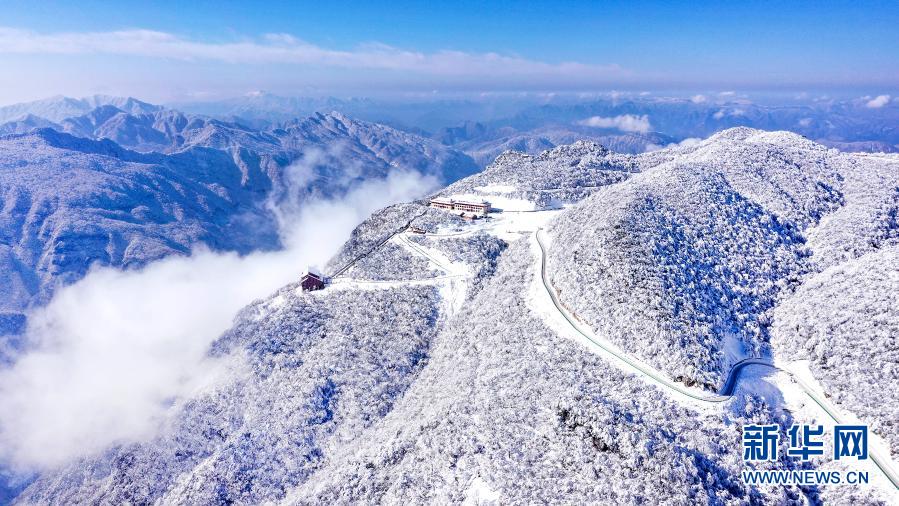 12月20日拍攝的雪后初霽的龍頭山景區(qū)（無人機照片）。連續(xù)幾場瑞雪將川陜交界的漢中市南鄭區(qū)龍頭山景區(qū)，變成漫山霧凇的童話世界。新華社記者 陶明 攝