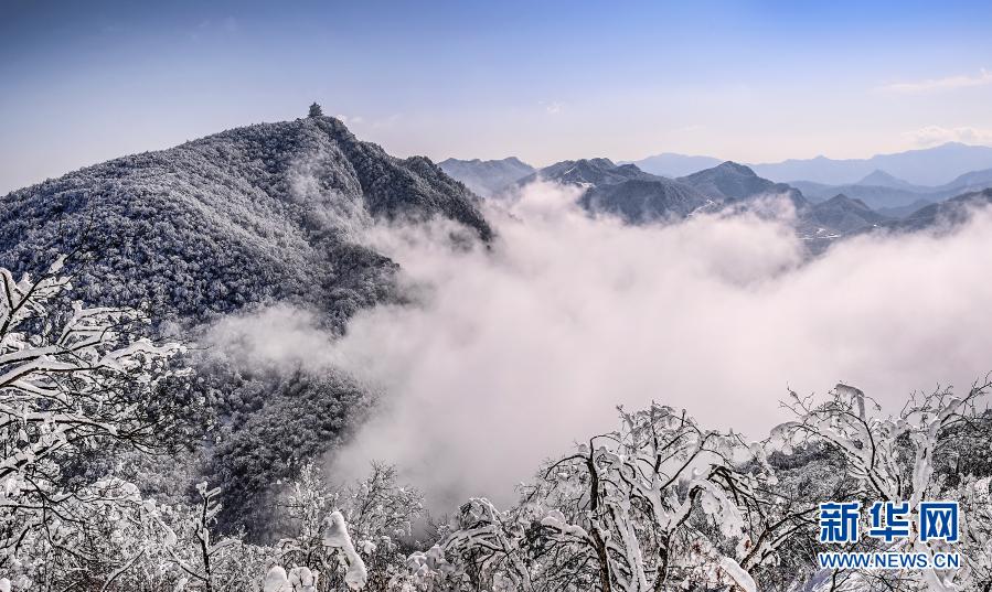 12月20日拍攝的雪后初霽的龍頭山景區(qū)。連續(xù)幾場瑞雪將川陜交界的漢中市南鄭區(qū)龍頭山景區(qū)，變成漫山霧凇的童話世界。新華社記者 陶明 攝