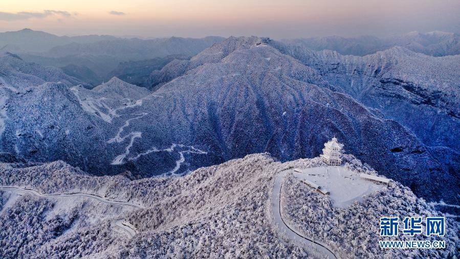 12月20日拍攝的晨曦中的龍頭山景區(qū)（無人機照片）。連續(xù)幾場瑞雪將川陜交界的漢中市南鄭區(qū)龍頭山景區(qū)，變成漫山霧凇的童話世界。新華社記者 陶明 攝
