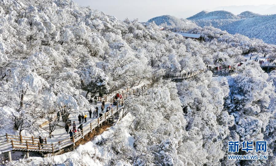 12月20日，游人在龍頭山景區(qū)游覽（無人機照片）。連續(xù)幾場瑞雪將川陜交界的漢中市南鄭區(qū)龍頭山景區(qū)，變成漫山霧凇的童話世界。新華社記者 陶明 攝