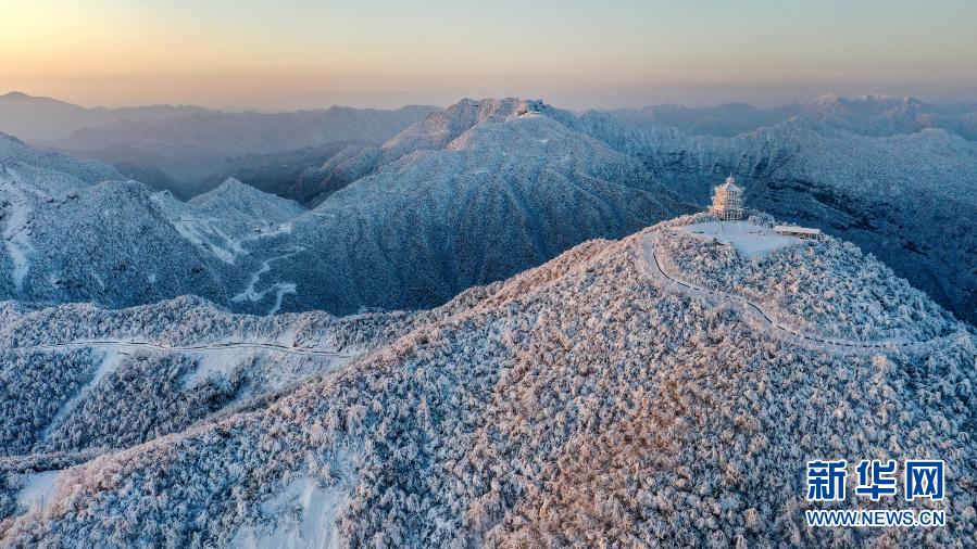 12月20日拍攝的晨曦中的龍頭山景區(qū)（無人機照片）。連續(xù)幾場瑞雪將川陜交界的漢中市南鄭區(qū)龍頭山景區(qū)，變成漫山霧凇的童話世界。新華社記者 陶明 攝
