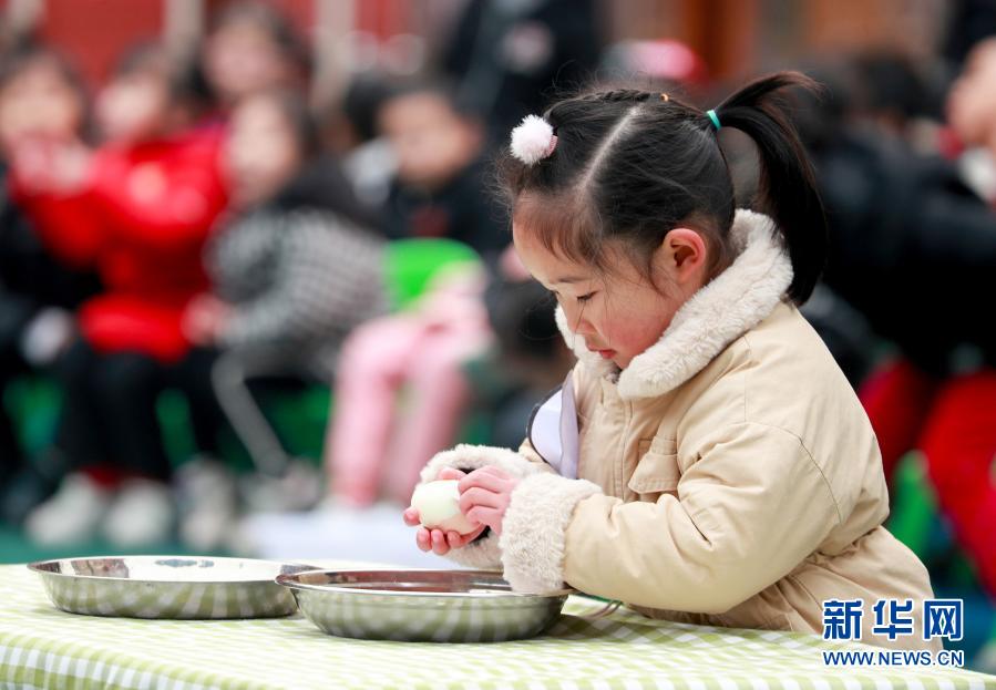12月21日，四川省華鎣市清溪路幼兒園的小朋友在參加剝熟雞蛋比賽。新華社發(fā)（邱海鷹 攝）