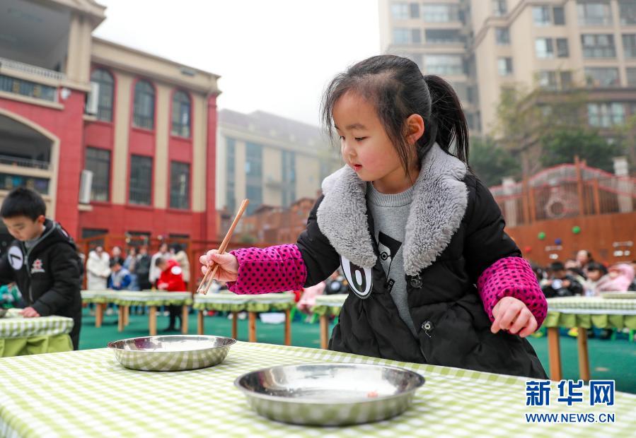 12月21日，四川省華鎣市清溪路幼兒園的小朋友在參加夾花生米比賽。新華社發(fā)（邱海鷹 攝）